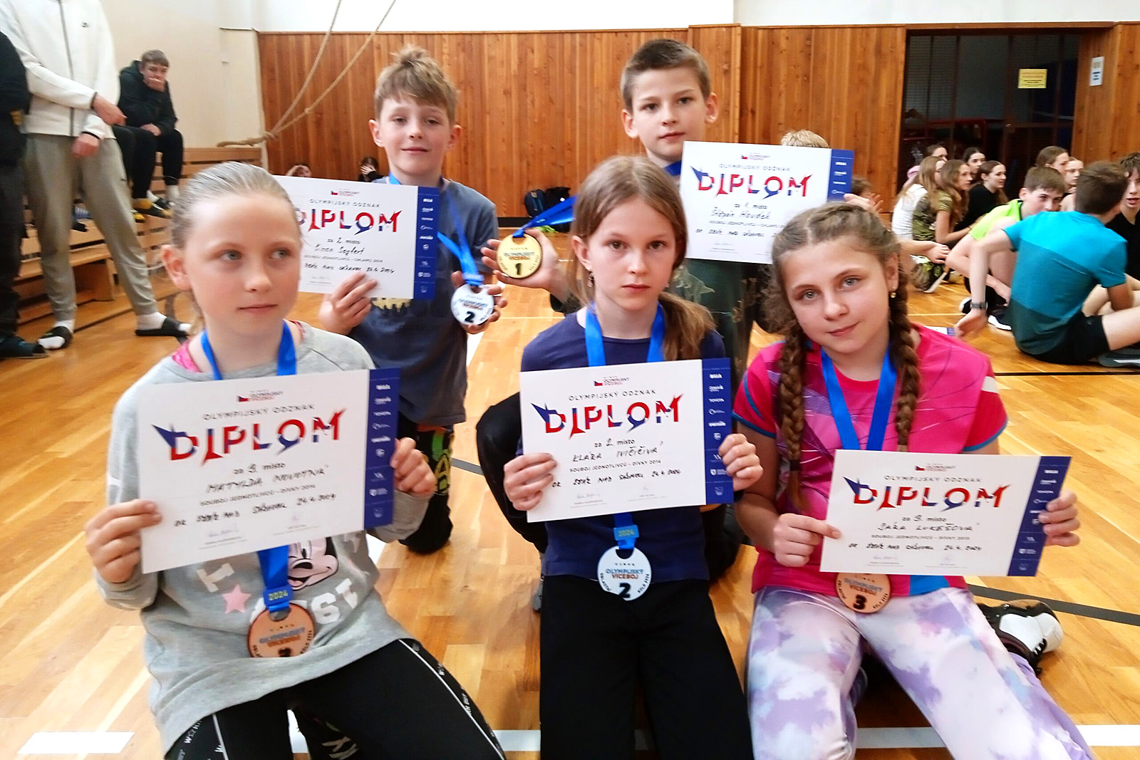 akce-Olympijsky-odznak-2024-02 Fotografie dětí držící diplom olympijského víceboje