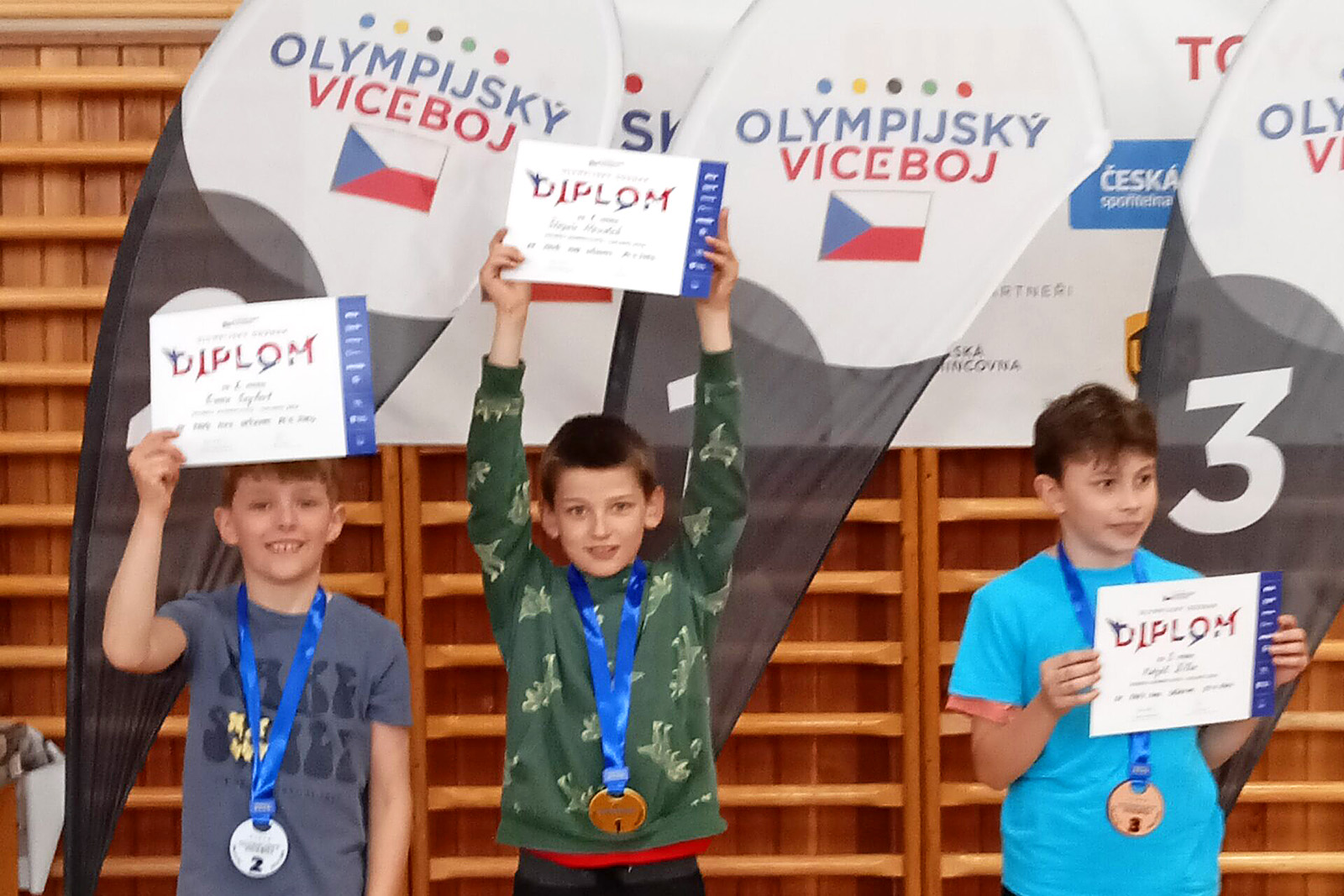 akce-Olympijsky-odznak-2024-04 Fotografie dětí držící diplom olympijského odznaku
