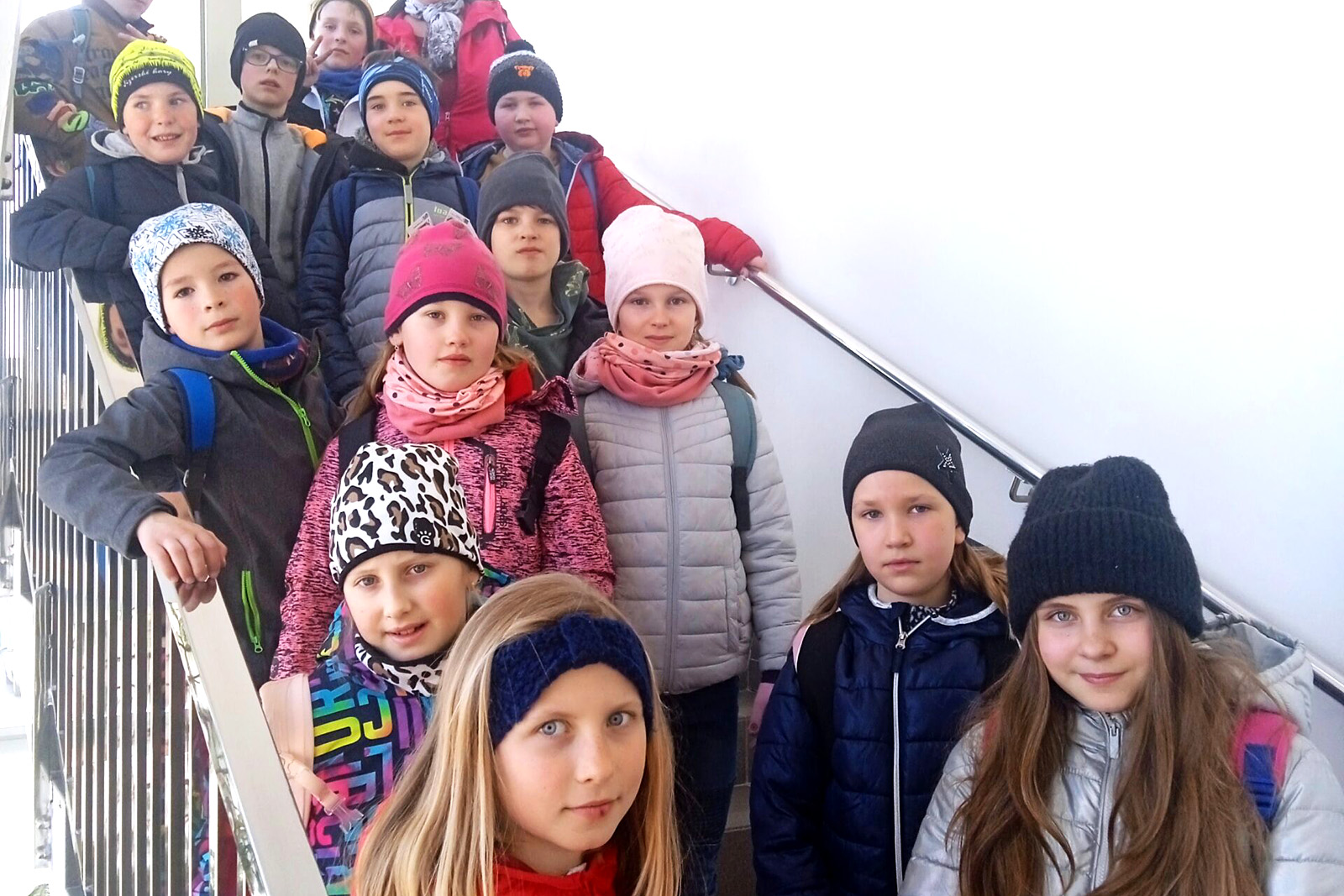 akce-Planeta-Hlinsko-2024-02 Fotografie dětí stojících na schodech vzdělávacího centra Planeta Hlinsko