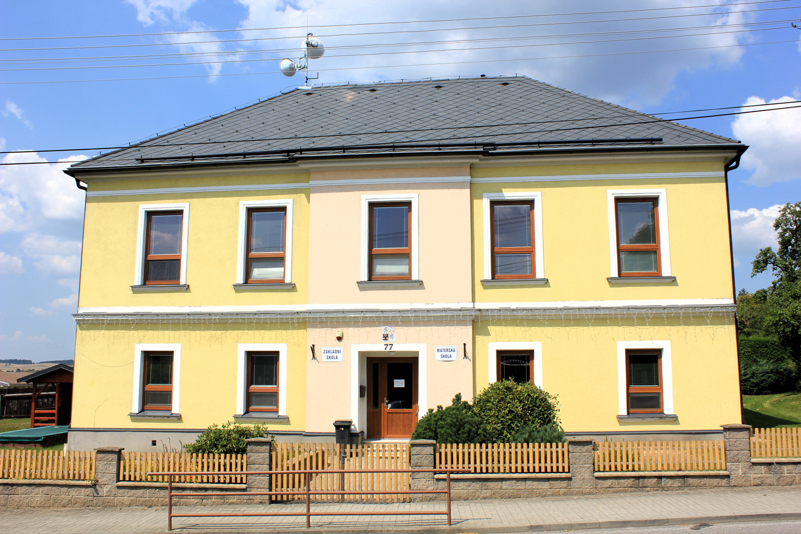 Fotografie budovy Základní a Mateřské školy obce Zubří Fotografie budovy Základní a Mateřské školy obce Zubří